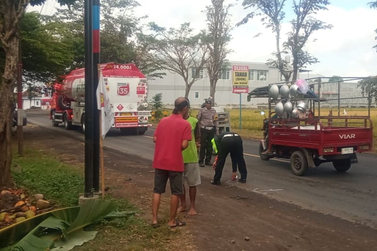 Polisi saat melakukan olah TKP kecelakaan yang menewaskan siswa SMP di Banyuwangi, Senin (31/7/2023). 