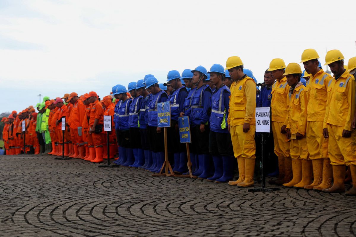 Pasukan Pelangi mengikuti Upacara Hari Kelahiran Pancasila di Monas, Jakarta Pusat, Kamis (1/6/2017). Tanggal 1 Juni ditetapkan sebagai Hari lahir Pancasila dan menjadi hari libur nasional.