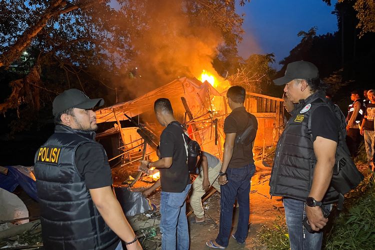 Warga Hadang Polisi Saat Gerebek Barak Narkoba di Medan, Minta Pengedar Dilepas