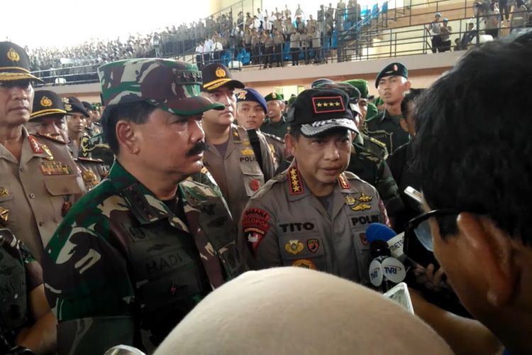Panglima TNI Marsekal Hadi Tjahjanto dan Kapolri Jenderal Polisi Tito Karnavian saat memberi ketarangan pers usai memberi arahan yang mengingatkan agar prajurit juga harus mewaspadai dampak teknologi siber yang bisa memicu gerakan radikalisme, di Banda Aceh, Kamis (19/4/2018).