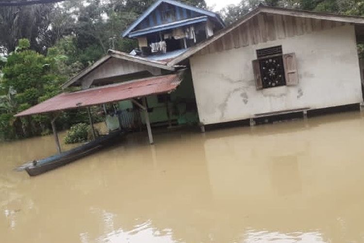 Hampir seluruh kecamatan di Kabupaten Kapuas Hulu, Kalimantan Barat (Kalbar) terendam banjir sejak Selasa (5/12/202). Bencana banjir disebut merendam ribuan rumah dan sejumlah fasilitas umum seperti pasar dan rumah ibadah. 
