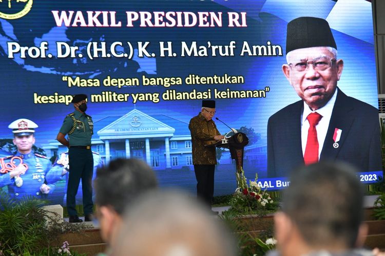 Wakil Presiden Ma'ruf Amin saat memberikan kuliah umum bertajuk Masa Depan Bangsa Ditentukan Kesiapan Militer yang Dilandasi Keimanan di AAL, Surabaya, Senin (6/2/2023).