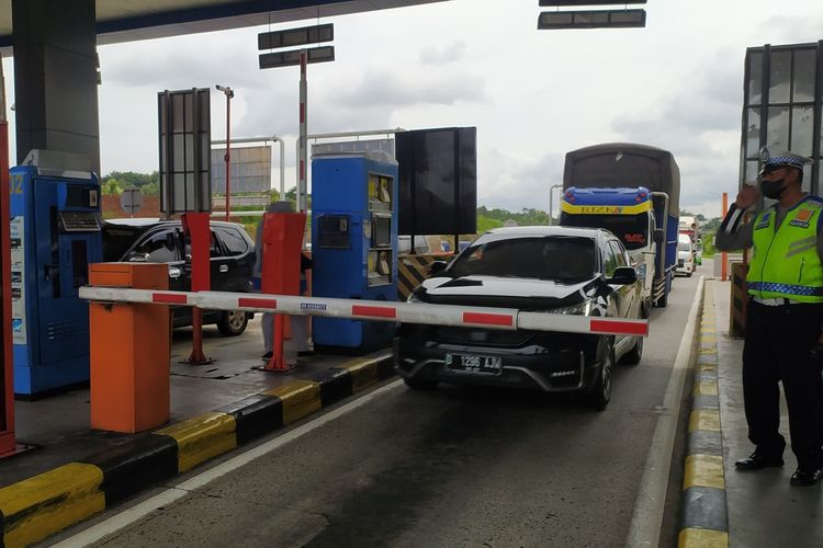 Pemudik mulai memasuki Gerbang Tol Kalikangkung Semarang. Jumat (23/12/2022)