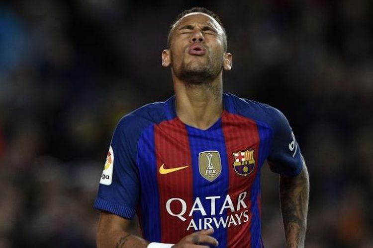 Penyerang FC Barcelona, Neymar, terlihat kecewa setelah gagal memanfaatkan peluang dalam laga La Liga kontra Malaga, di Stadion Camp Nou, Sabtu (19/11/2016).