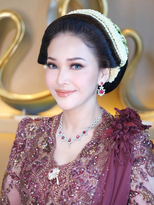6 detail gaya Maia Estianty saat akad El Rumi, dari kebaya maroon, sanggul klasik, hingga perhiasan merah yang elegan dan serasi.
