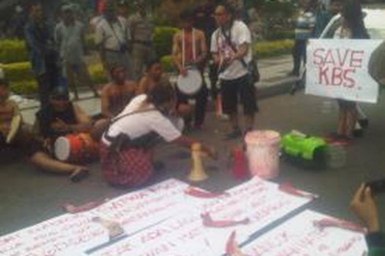 Aksi seniman Surabaya protes kematian satwa KBS.