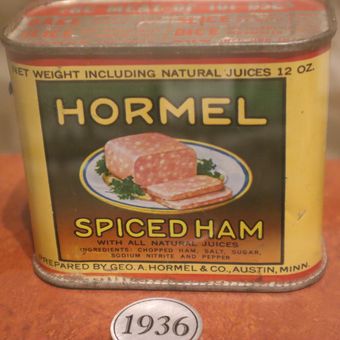 Daging kalengan Spiced Ham buatan Hormel Foods dari tahun 1936 yang kemudian dinamai ulang sebagai Spam, di Museum Spam di Austin, Amerika Serikat