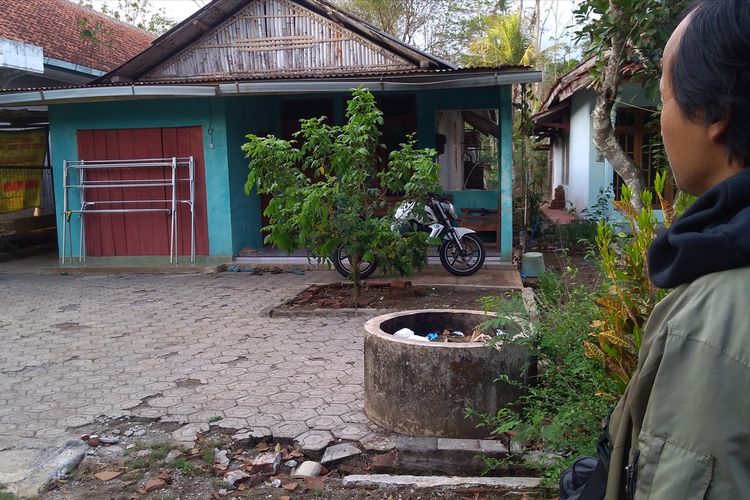 Rumah Suy yang ditangkap Densus 88 di Dusun Tritih, Desa Danasri Lor, Kecamatan Nusawungu, Kabupaten Cilacap, Jawa Tengah tampak sepi, Minggu (17/11/2019).