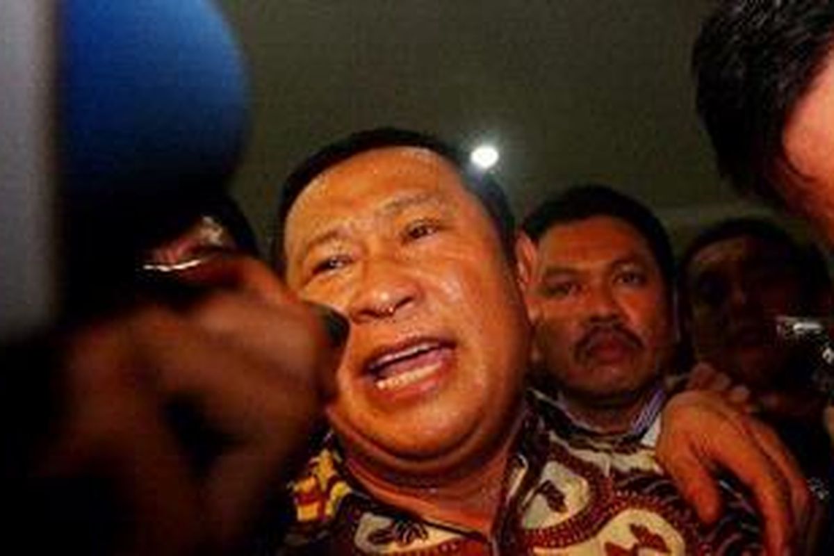 Mantan Kabareskrim, Komjen Pol Susno Duadji dengan pengawan ketat keluar dari Gedung Badan Reserse Kriminal, Mabes Polri, Jakarta Selatan, Selasa (11/5/2010). Susno resmi ditahan di Rumah Tahanan Markas Komando Brimob Kelapa Dua terkait kasus korupsi di PT Salmah Arwana Lestari, Riau.