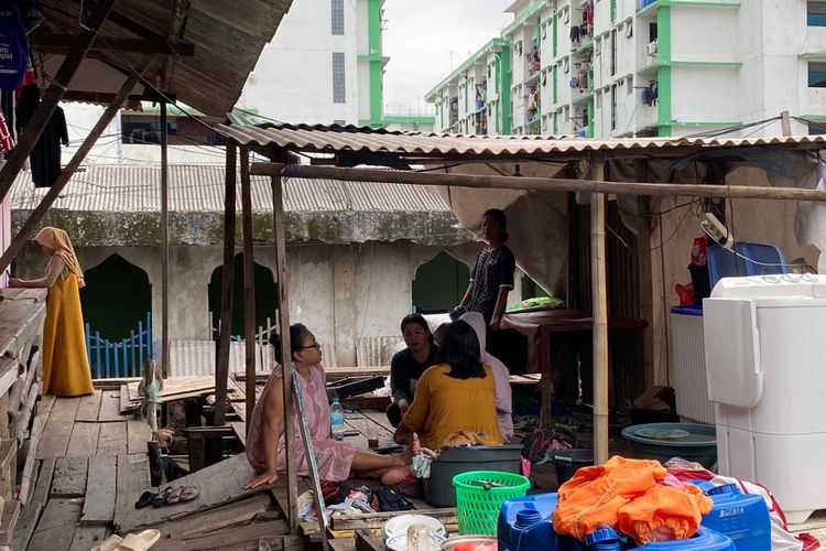 Para warga di kampung apung di Muara Baru, Penjaringan, Jakarta Utara berkumpul pada Jumat (27/1/2023). Setiap hari, mereka berkumpul di salah satu rumah tetangga yang hanya berjarak beberapa meter dari rumahnya. 