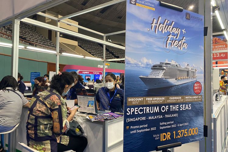 Salah satu booth agen travel yang menawarkan paket wisata kspal pesiar di Kompas Travel Fair (KTF) 2022, berlokasi di JCC, Jakarta Pusat. 
