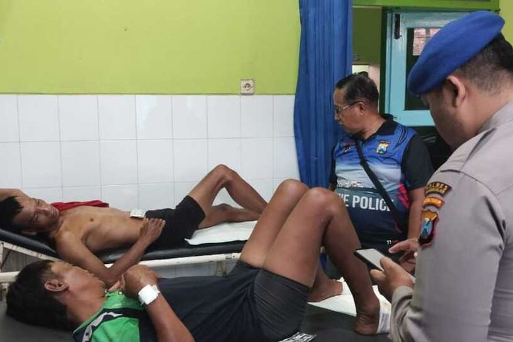 Para korban luka bakar menjalani perawatan di Puskesmas Socah, Kabupaten Bangkalam dalam peristiwa kebakaran kapal yang ditumpangi 17 orang pada Minggu (17/11/2024).
