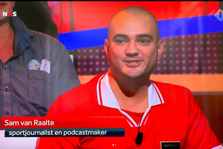 Wartawan asal Belanda, Sam van Raalte, saat berbicara mengenai sepak bola Indonesia di salah satu kanal televisi terbesar di Belanda, NOS.