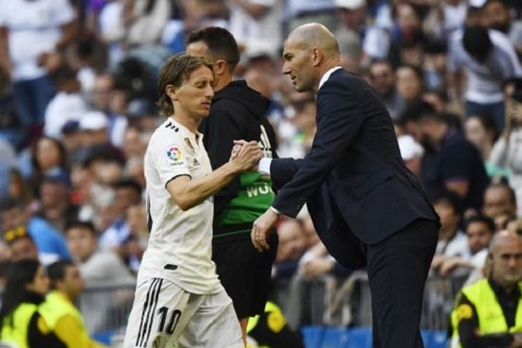 Zinedine Zidane menarik keluar Luka Modric pada pertandingan Real Madrid vs Celta Vigo dalam lanjutan La Liga Spanyol di Stadion Santiago Bernabeu, 16 Maret 2019.