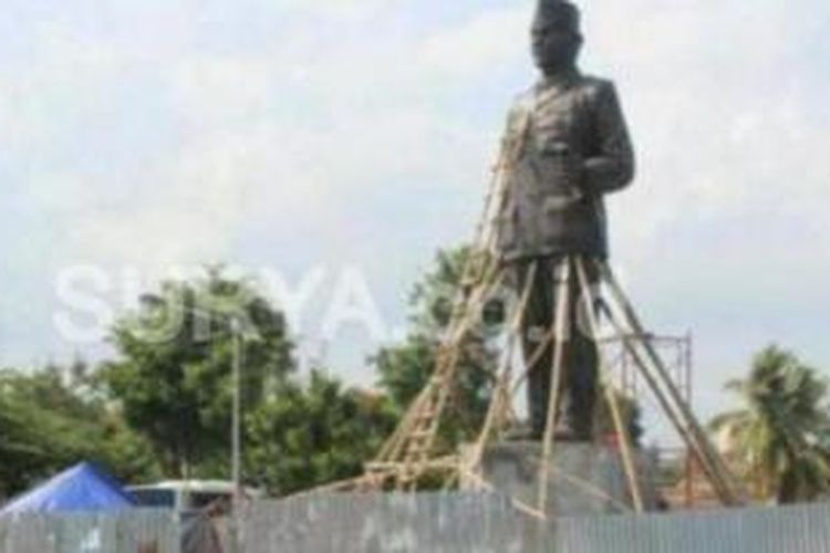 Patung Bung Karno dibangun di pertigaan depan Hotel Herlingga yang menjadi pintu masuk ke Kota Blitar, Jawa Timur.
