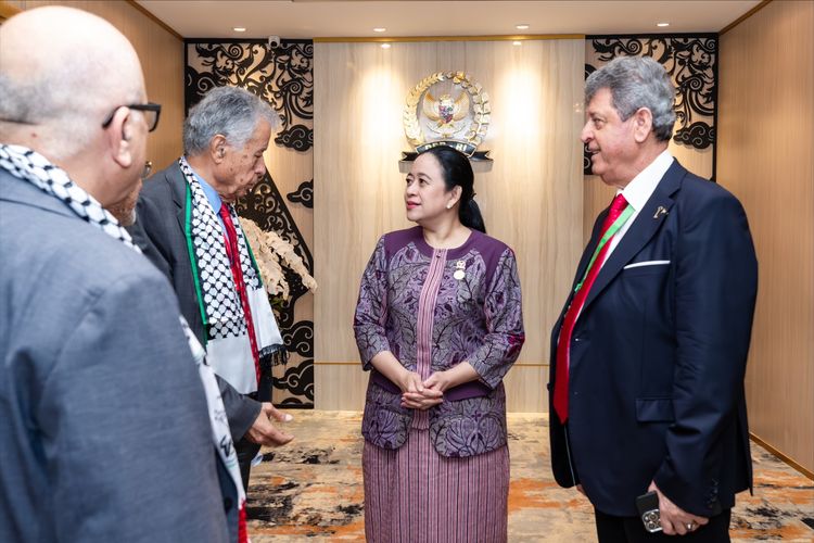 Ketua DPR RI Puan Maharani dalam pertemuan bilateral dengan pimpinan Dewan Legislatif Palestina, Mohammad Moussa Subeih Zeidan di sela-sela Sidang Umum ke-19 Parliamentary Union of the OIC Member States (PUIC) yang digelar di Jakarta, Rabu (14/5/2025).