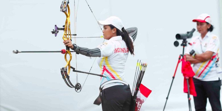 Atlet panahan putri Indonesia, Dellie Threesyadinda.