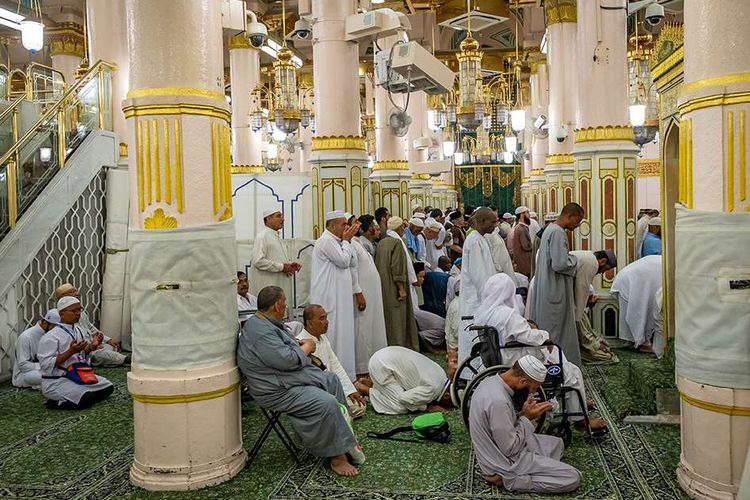 Umat Islam beribadah di area saf Raudhatun Jannah/Raudhah (Taman Surga) di Masjid Nabawi, Madinah, Arab Saudi, Senin (6/5/2019). Raudhah menjadi area favorit para jemaat untuk melakukan amalan ibadah kepada Allah SWT yang diyakini menjadi tempat mustajab berdoa.