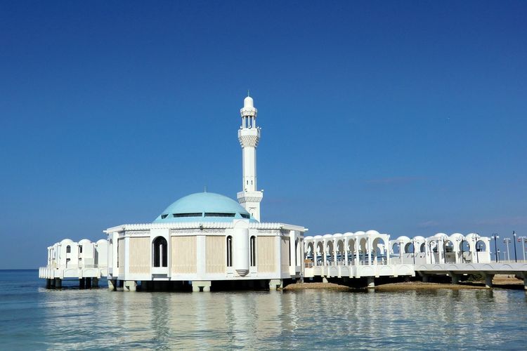 Masjid Al Rahmah yang dikenal sebagai masjid apung di Jeddah, Arab Saudi.