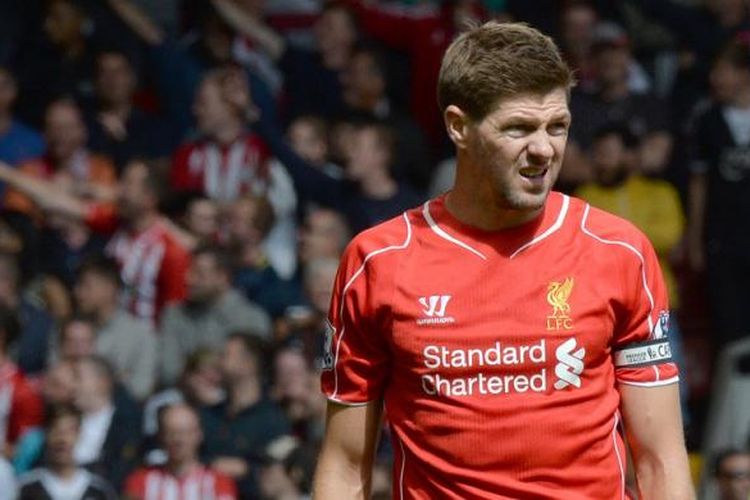 Gelandang Liverpool, Steven Gerrard, bersiap melakukan tendangan bebas, pada laga Premier League melawan Southampton, di Anfield, 17 Agustus 2014.