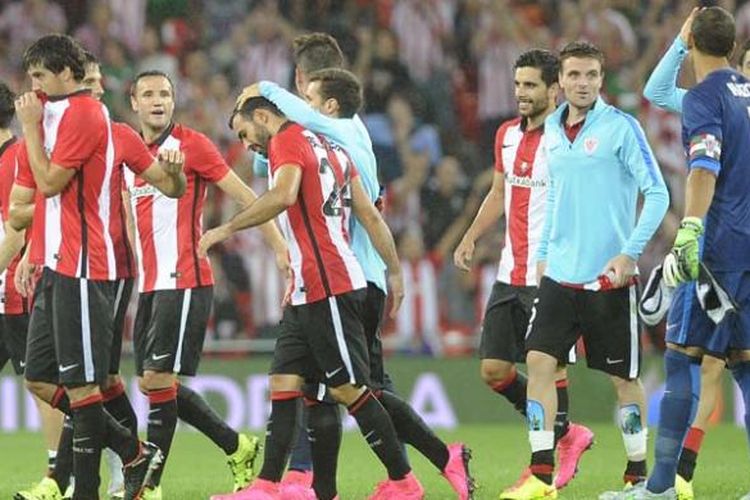 Para pemain Athletic Bilbao melakukan selebrasi setelah menaklukkan Barcelona 4-0 pada leg pertama Piala Super Spanyol di San Mames, Jumat (14/8/2015).