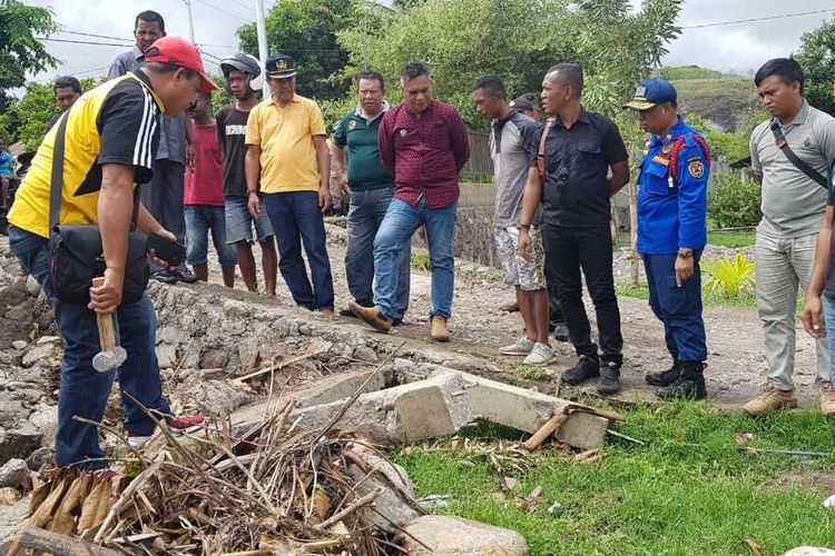 Foto : Bupati Sikka, Fransiskus Roberto Diogo mengecek kembali proyek pagar puskesmas yang ambruk, Jumat (3/1/2020).