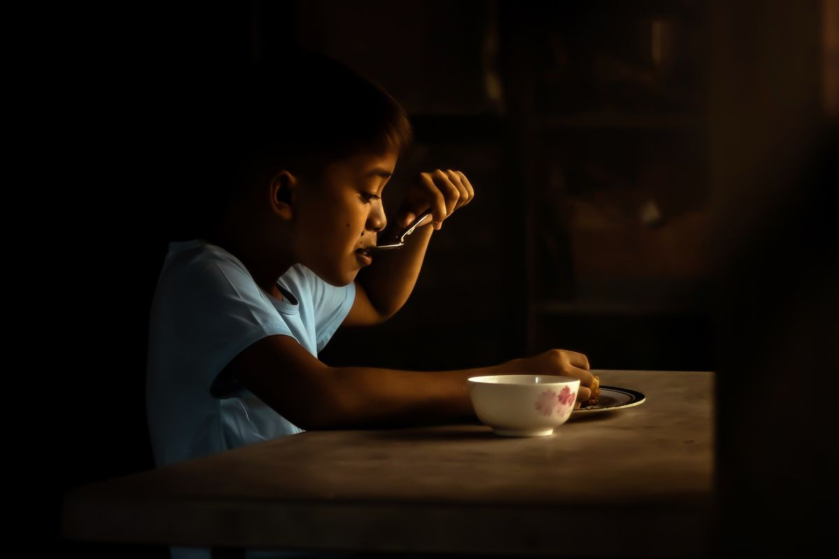 Makan sebelum tidur dikenal mampu mendatangkan efek buruk yang menggemukkan badan. Namun ternyata, ada tiga manfaat di balik kebiasaan makan sebelum tidur. 