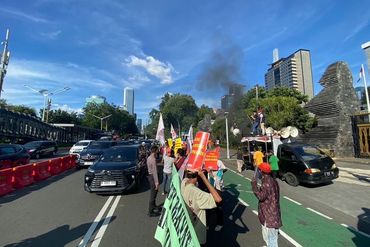 Demonstrasi digelar di depan Mapolda Metro Jaya, Rabu (20/3/2024). 