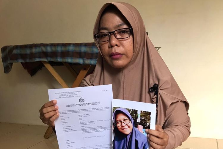 Foto Ibu dari ERS, Lilis Nurhayati (40), di Jalan Durian Raya, Pabuaran, Cimuning, Mustikajaya, Bekasi, Senin (24/2/2020).