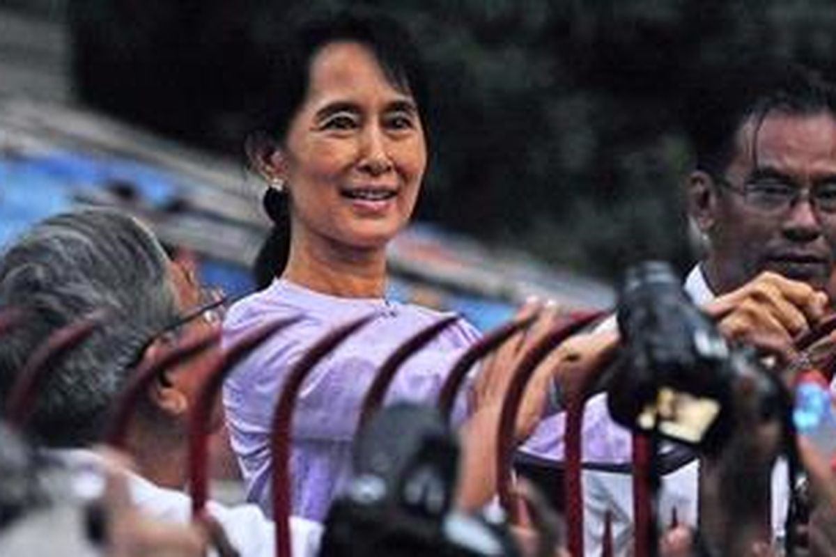 Aung San Suu Kyi, tersenyum setelah dibebaskan, Sabtu (13/11/10). Suu Kyi diundang ke Oslo, untuk terima nobel perdamaian.