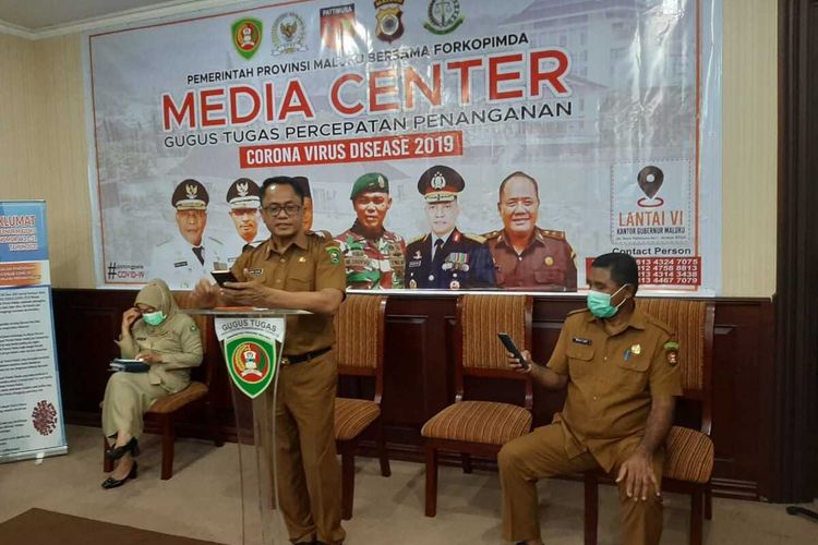 Ketua Harian Gugus Tugas Percepatan Penanganan Covid-19 Provinsi Maluku, Kasrul Selang saat memberikan keterangan kepada wartawan di Kantor Gubernur Maluku, Senin malam (11/5/2020)