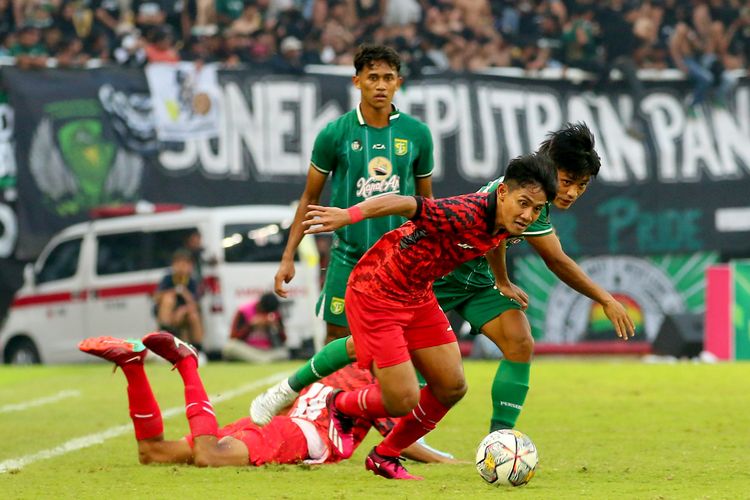 Pemain Persija Jakarta Firza Andika mengejar bola saat pertandingan ujicoba dalam rangka hari jadi Persebaya Surabaya ke-96 tahun yang berakhir dengan skor 2-2 di Stadion Gelora Bung Tomo (SGBT) Surabaya, Minggu (18/6/2023) sore.