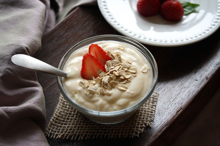 Yoghurt dengan irisan buah bisa dijadikan ide camilan untuk ibu hamil