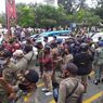 Mahasiswa dan Polisi Bentrok dalam Demo Lanjutan Tolak PPKM di Ambon