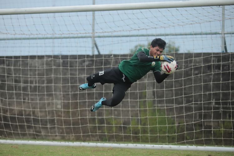 Kiper PS Sleman Adi Satryo. Musim 2021-2022 adalah pertamanya bersama Super Elja.

?Di musim pertama dengan PS Sleman ini saya akan berusaha profesional. Memberikan semua kemampuan yang terbaik untuk PS Sleman,? kata Adi Satryo.*

