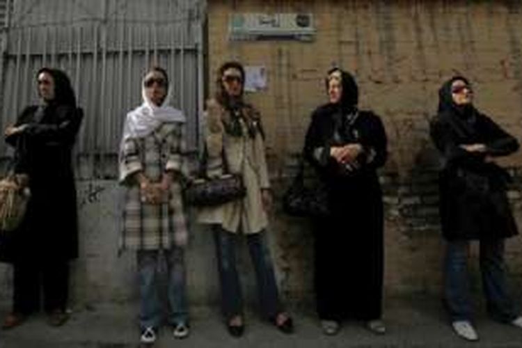 Di daerah yang lebih makmur di utara, wanita Iran memakai baju panjang warna-warni dan penutup kepala longgar.