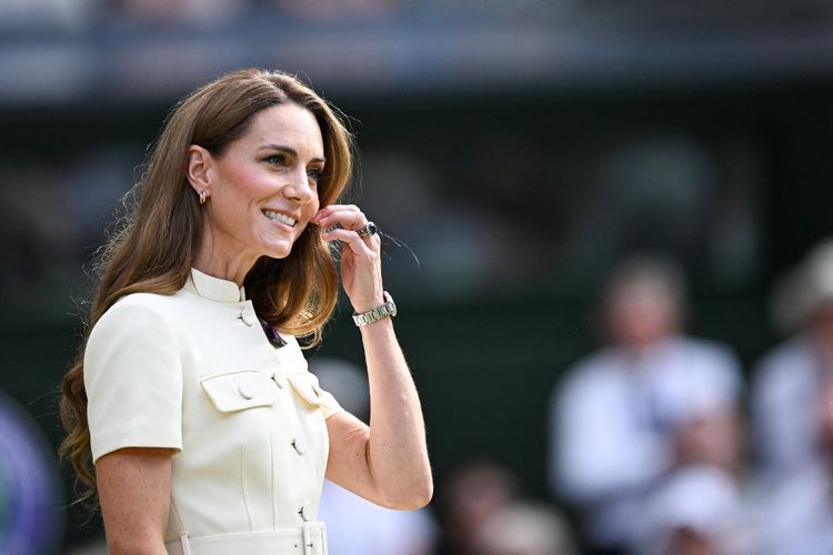 Princess of Wales, Catherine atau Kate Middleton saat menghadiri pertandingan tenis Wimbledon Championships 2025 di The All England Lawn Tennis and Croquet Club di Wimbledon, London, Inggris, pada Sabtu (12/7/2025). Kate Middleton mencuri perhatian dengan memadukan warna hitam dan navy yang selama ini dianggap tabu dalam aturan fashion klasik.