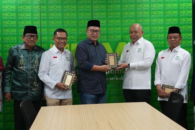 Wakil Ketua Dewan Pembina Yayasan Muslim Sinar Mas (YMSM) Feri Wibisono kepada Ketua Umum ICMI Arif Satria di ICMI Center, Jakarta Selatan, Sabtu (21/2/2026).