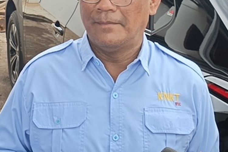 Ketua Komite Nasional Keselamatan Transportasi (KNKT) Soerjanto Tjahjono saat memberi penjelasan terkait Investigasi penyebab kecelakaan kereta api yang terjadi di Cicalengka, Kabupaten Bandung kemarin