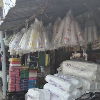 Harga plastik di Pasar Bukit Duri, Jakarta Selatan, mengalami kenaikan. Harga plastik. Harga plastik naik. Naik Hingga 50 Persen, Kapan Harga Plastik Turun?