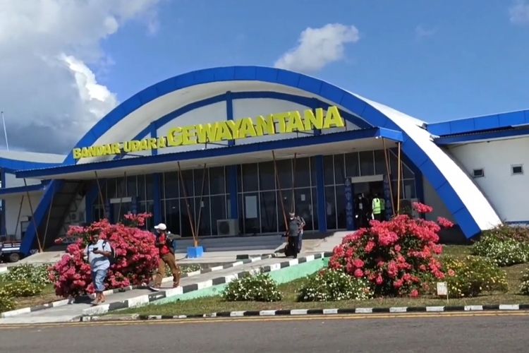 Bandar Udara Gewayantana, Kabupaten Flores Timur, Nusa Tenggara Timur (NTT). Bandara ini untuk sementara ditutup pada Rabu (9/1/2024), dampak erupsi Gunung Lewotobi Laki-laki. 82 penumpang rute Kupang-Larantuka dan sebeliknya, terpaksa batal terbang.