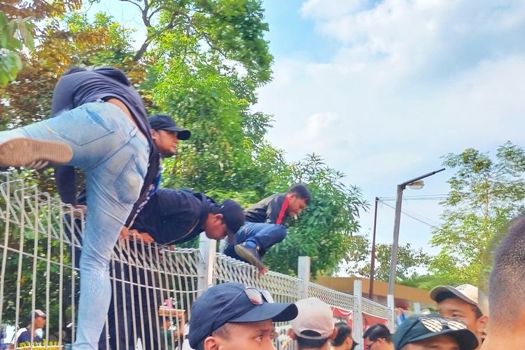 Potret suporter PSS Semarang memaksa masuk pintu gate 2 Stadion Manahan, Kota Solo, Jawa Tengah, Selesa (21/6/2022) tanpa pemeriksaan