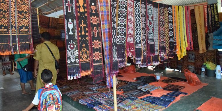 Penjual kain tenun asal Kecamatan Mapitara di Pasar Alok, Maumere, Kabupaten Sikka, Nusa Tenggara Timur, Selasa (9/4/2019).