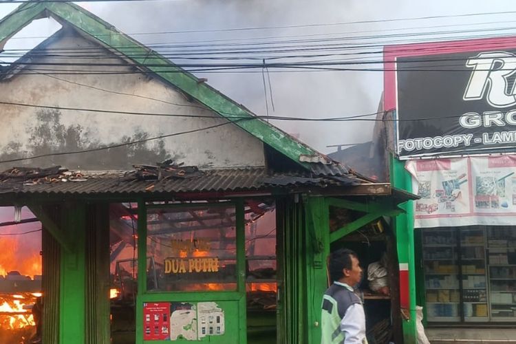 Empat orang mengalami luka bakar akibat kebakaran sebuah warteg di Desa Kondangjaya, Kecamatan Karawang Timur, Karawang, Jawa Barat, Rabu (11/1/2023).