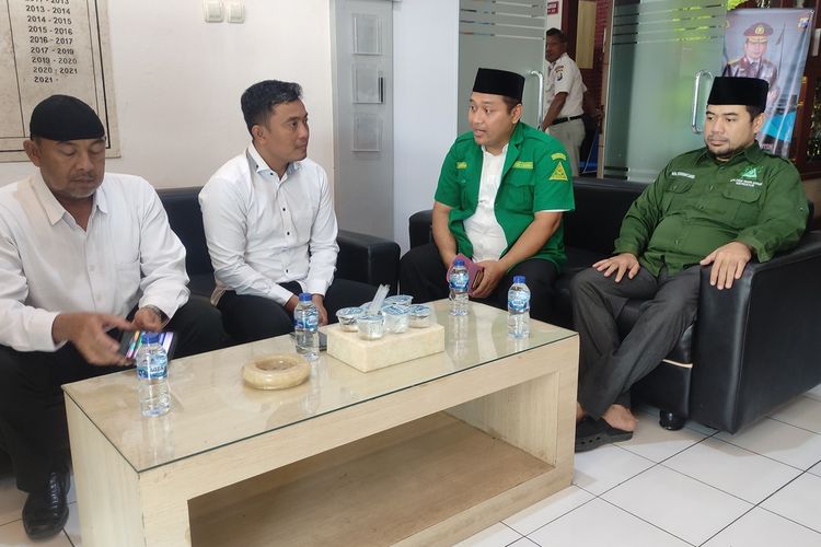 Ketua PC Ansor Tulungagung menyampaikan pernyataan sikap dan diterima oleh kasatreskrim Trenggalek, Senin (06/03/2023).