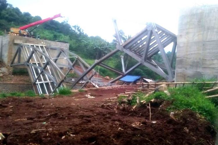 Kondisi jembatan Cibalagung di Kabupaten Cianjur, Jawa Barat yang ambruk, Senin (03/02/2020). Polisi menyebut ambruknya konstruksi jembatan tersebut akibat kabel sling yang putus karena tidak kuat menahan beban konstruksi.