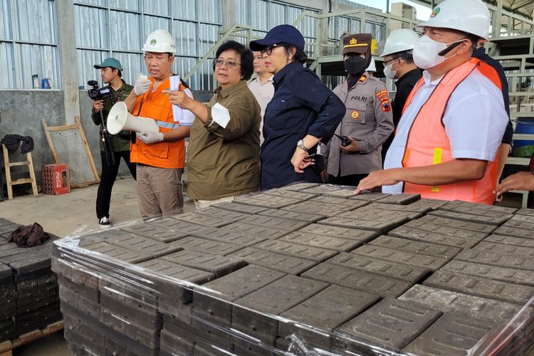Menteri Lingkungan Hidup dan Kehutanan (LHK) Siti Nurbaya melihat proses pembuatan paving blok dari campuran sampah plastik diTempat Pemrosesan Akhir (TPA) Berbasis Lingkungan dan Edukasi (BLE) di Banyumas, Jawa Tengah, Sabtu (8/1/2023). 