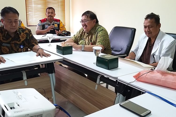 Direktur Utama RSUP dr Soedono Madiun Bangun Tripsila Purwaka  memberikan penjelasan tentang hasil pemeriksaan sementara mahasiswi yang diduga suspect virus corona, Kamis (30/1/2020)