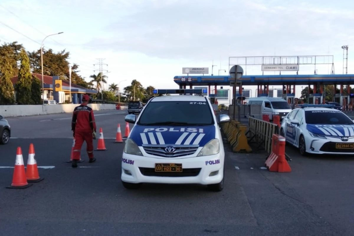 Rekayasa lalu lintas contraflow diberlakukan di ruas jalan tol Jagorawi arah Puncak pada H+5 Lebaran Idul Fitri 2025 mulai Km 44+500 sampai Km 46+500, Minggu (6/4/2025) pagi.