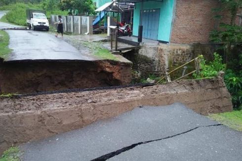Diterjang Banjir, Jembatan Penghubung 4 Desa di Sumbawa Putus